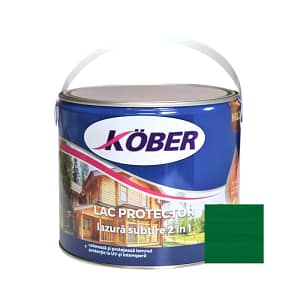 Recipient mare de Lac Lazură Subțire 2 în 1 Kober 2.5L, nuanța verde brad, cu imagine a unei cabane din lemn sau a unui gard lung, tratat, integrat într-un peisaj natural.